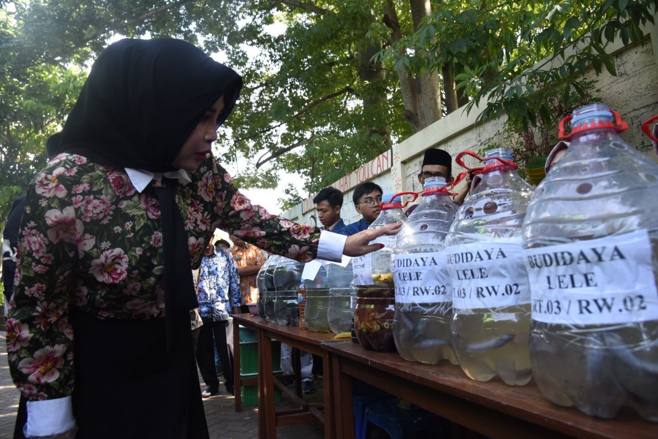 KAGUM - Wakil Bupati (Wabup) Sidoarjo Mimik Idayana melihat langsung proses pembuatan Eco Enzim di BUMDes Berdikari Abadi Desa Sedatigede, Kecamatan Sedati, Sidoarjo yang dimanfaatkan untuk pakan ternak lele, Kamis (12/06/2025).