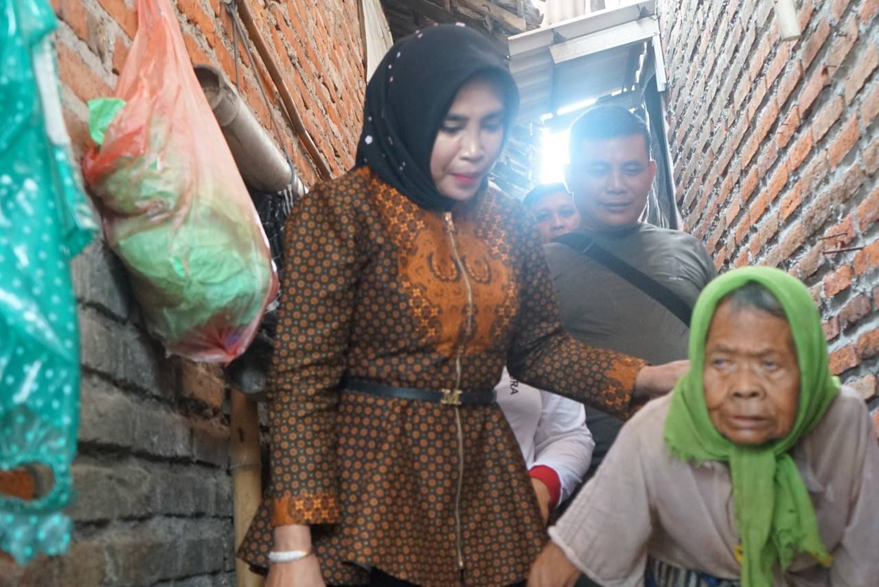 LANSIA - Wakil Bupati (Wabup) Sidoarjo Mimik Idayana melakukan Inspeksi Mendadak (sidak) ke Rumah Tidak Layak Huni (RTLH) milik Mbah Mesna lansia berusia 90 tahun di Desa Candipari, Kecamatan Porong, Sidoarjo, Jumat (13/06/2025).