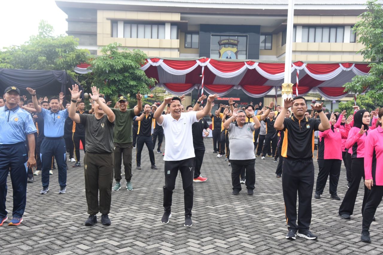 HUT - Bupati Sidoarjo Subandi, Kapolresta Sidoarjo Kombes Pol Christian Tobing dan Dandim 0816 Sidoarjo Letkol Inf Dedyk Wahyu Widodo kompak senam bersama seluruh anggota Polresta Sidoarjo di HUT Bhayangkara ke 79 Tahun 2025, Jumat (13/06/2025).