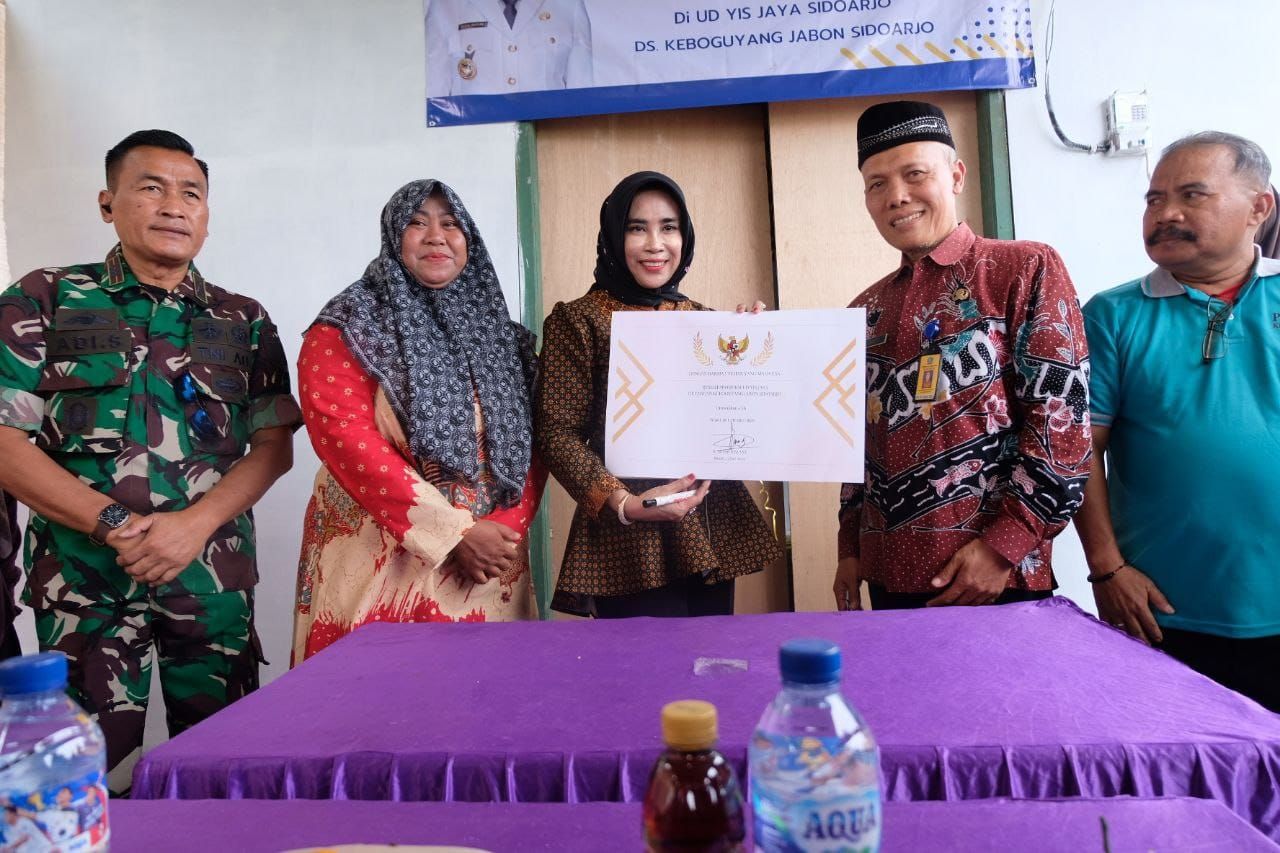 RESMIKAN - Wakil Bupati (Wabup) Sidoarjo Mimik Idayana meresmikan UD Yis Jaya yang ada di Desa Keboguyang, Kecamatan Jabon, Sidoarjo yang memproduksi ayam olahan tanpa tulang, Jumat (13/06/2025).