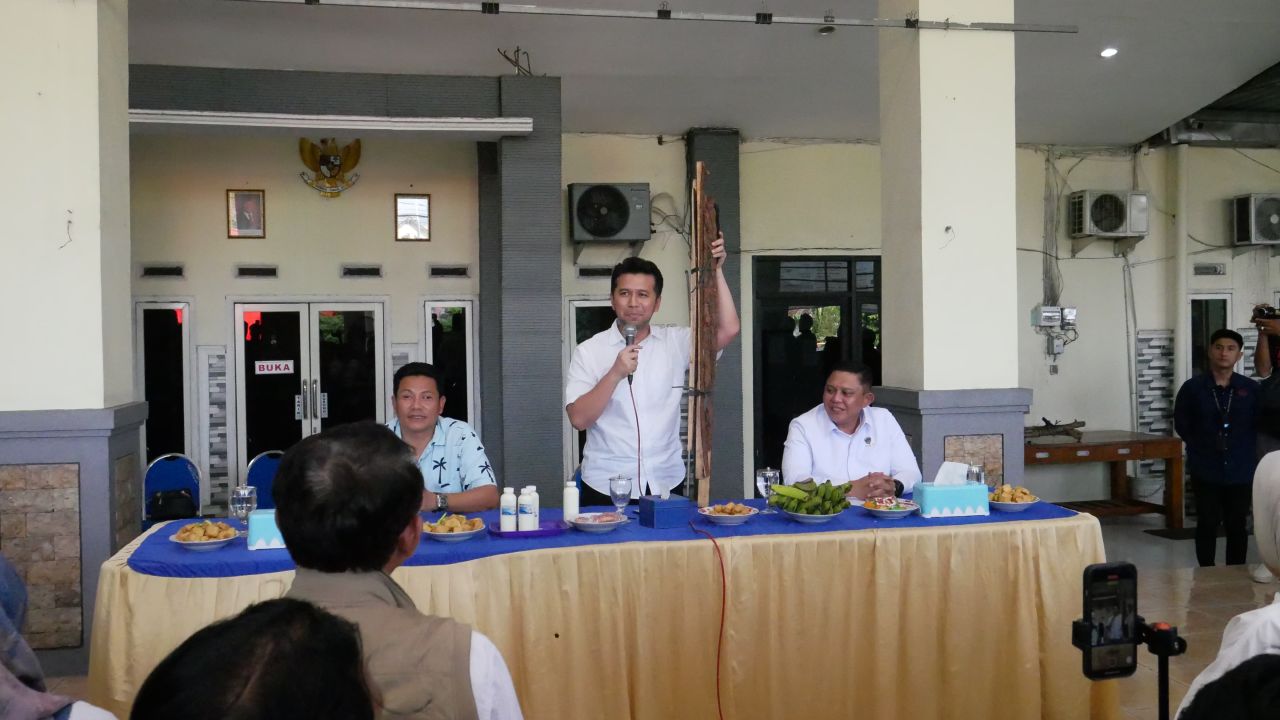 AUDIENSI - Bupati Sidoarjo Subandi, Wagub Jatim Emil Dardak dan Deputi Penegakan Hukum Kementerian Lingkungan Hidup dan Kehutanan (KLHK) Irjen Pol Rizal Irawan audiensi para pemilik pabrik tahu di Kantor Balai Desa Tropodo, Sabtu (14/06/2025).