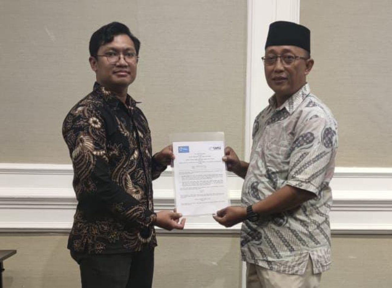 MoU - Ketua SMSI Jatim, Sokip bersama CEO Sygma Research and Consulting, Ken Bimo Sultoni membawa berkas Memorandum Of Undurstanding (MoU) di Oakwood Hotel and Residence, Surabaya kemarin.