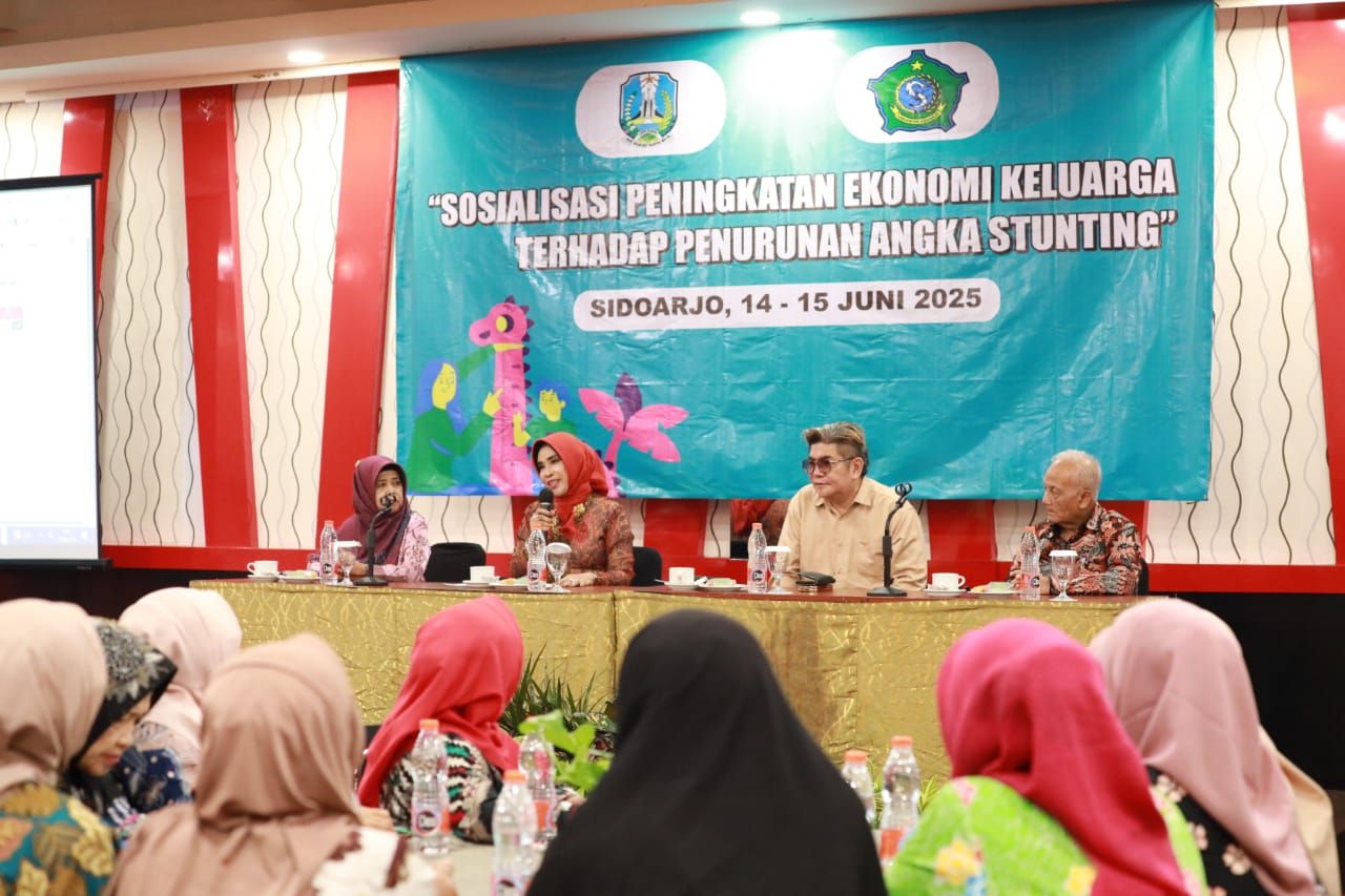 SOSIALISASI - Wabup Sidoarjo Mimik Idayana mengajak para warga Lanjut Usia (Lansia) untuk ikut ambil bagian dalam upaya penurunan angka stunting saat sosialisasi di Hotel Halogen ByPass Juanda, Minggu (15/06/2025).