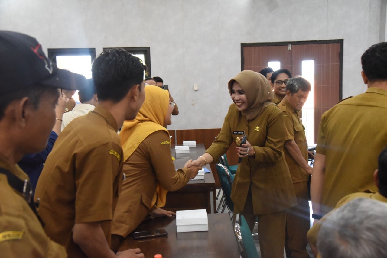 PELATIHAN - Wabup Sidoarjo Mimik Idayana membuka pelatihan peningkatan Sumber Daya Manusia (SDM) petugas pengelola pelayanan Administrasi Kependudukan (Adminduk) kecamatan, desa dan kelurahan di BKD Pemkab Sidoarjo, Senin (16/06/2025).