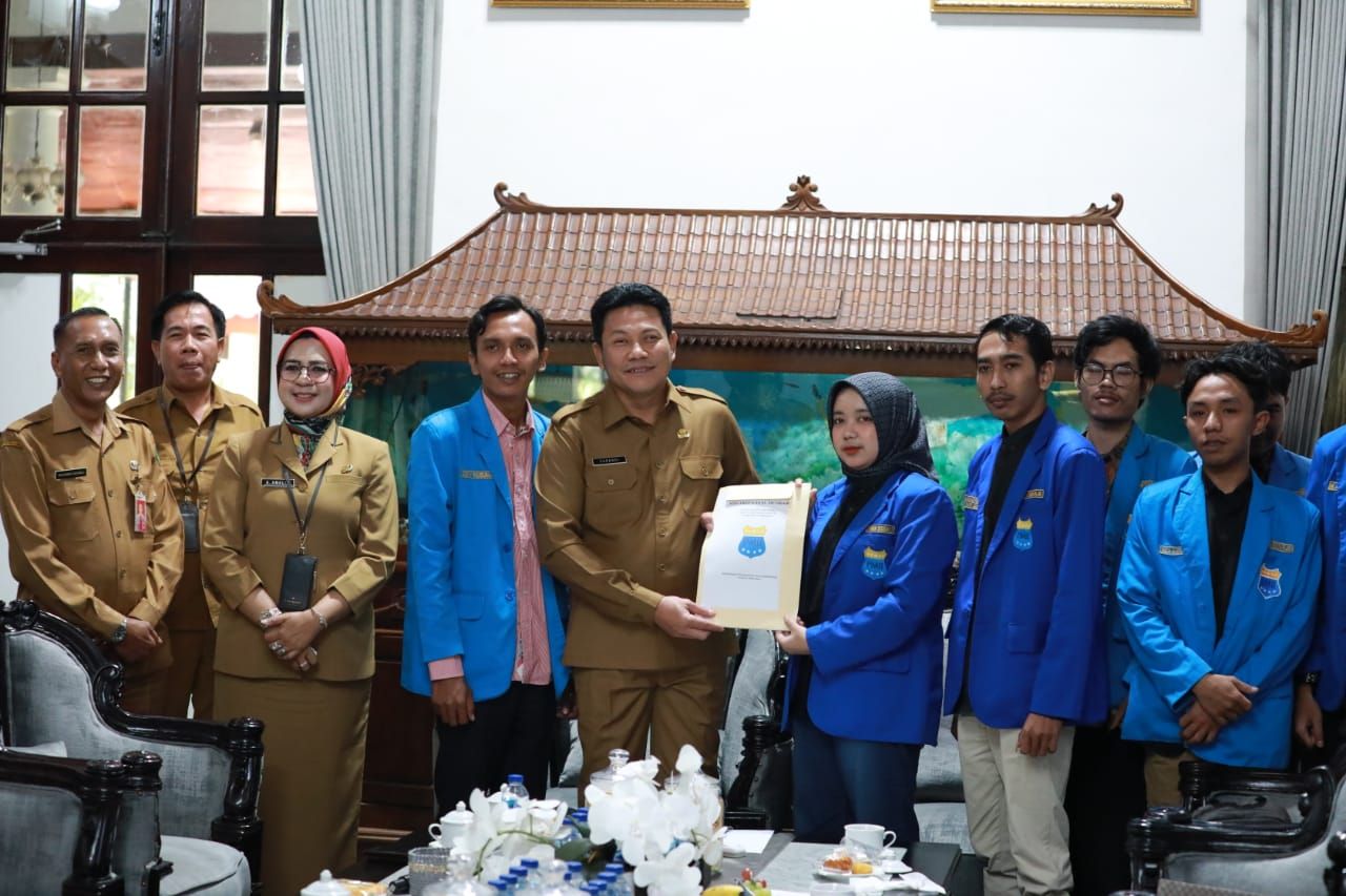 DIALOG - Bupati Sidoarjo, Subandi saat menerima audiensi dari Pergerakan Mahasiswa Islam Indonesia (PMII) Sidoarjo di Pendopo Delta Wibawa, Senin (16/06/2025).