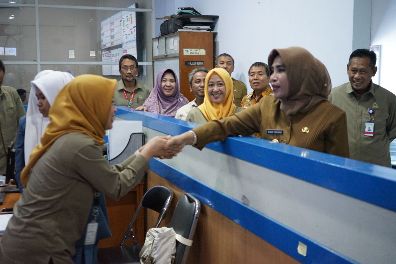 SIDAK - Wakil Bupati (Wabup) Sidoarjo, Mimik Idayana melakukan Inspeksi Mendadak (Sidak) ke kantor Pelayanan Perusahaan Umum Daerah (Perumda) Delta Tirta Kabupaten Sidoarjo, Senin (16/06/2025).