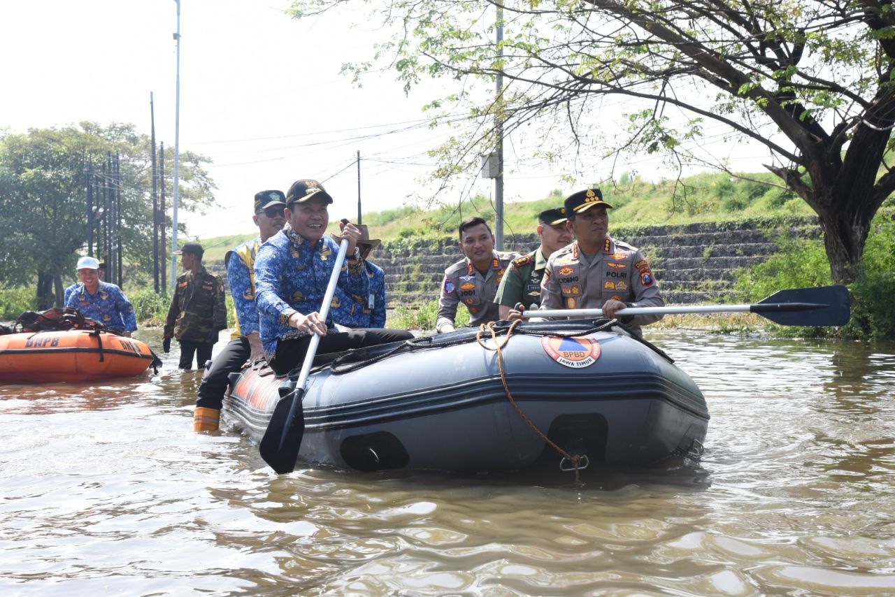 SIDAK - Bupati Sidoarjo Subandi menggelar Inspeksi Mendadak (Sidak) banjir setinggi 1 meter JL Raya Porong terendam banjir, Selasa (17/06/2025).
