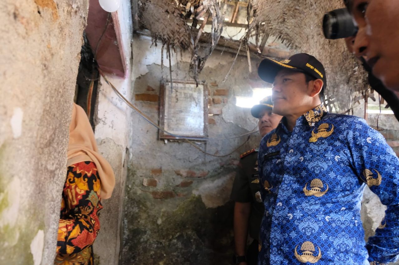 RTLH - Bupati Sidoarjo, Subandi bersama Kapolresta Sidoarjo, Kombes Pol Christian Tobing serta Dandim 0816 Sidoarjo Dedyk Wahyu Widodo melakukan kunjungan ke beberapa Rumah Tidak Layak Huni (RTLH) di Sidoarjo, Selasa (17/06/2025).