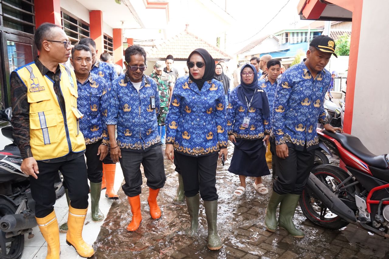 SIDAK - Wabup Sidoarjo, Mimik Idayana turun melakukan Inspeksi Mendadak (Sidak) ke lokasi terdampak banjir di SMPN 2 Tanggulangin yang selalu menjadi langganan banjir setiap musim hujan selama bertahun-tahun tanpa pernah ada solusi permanen, Selasa (17/0