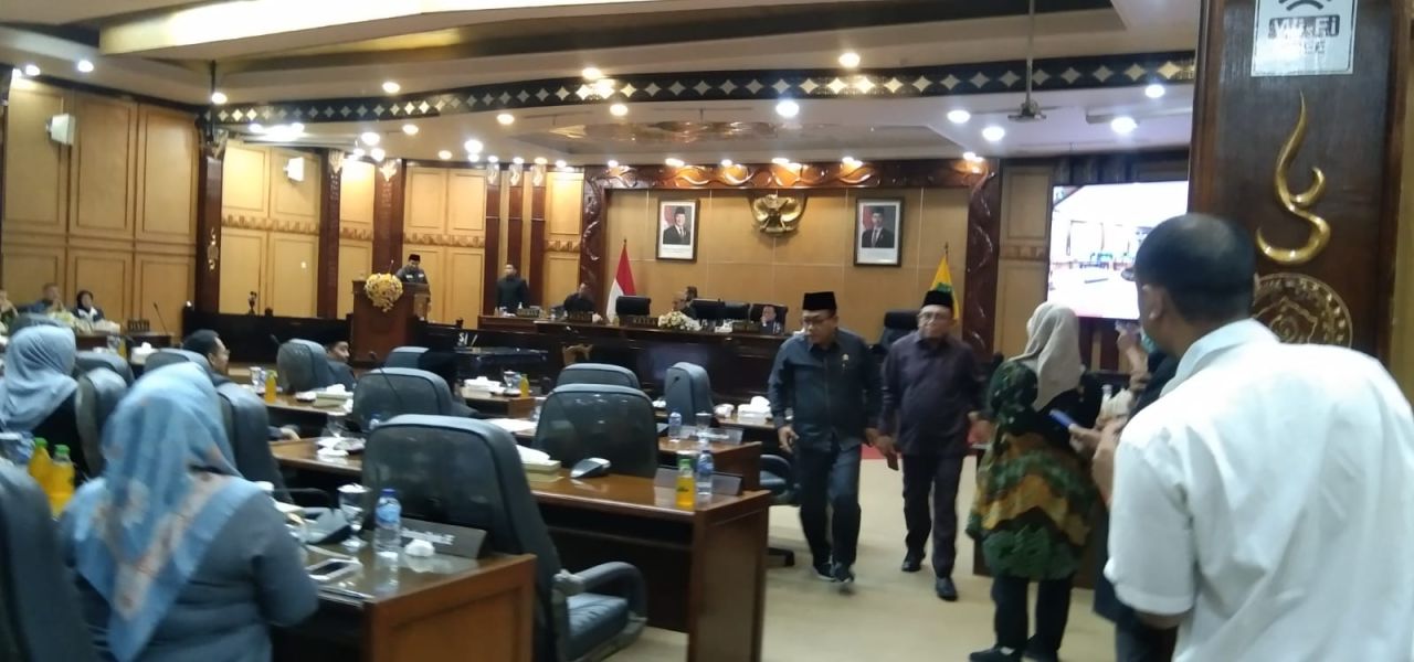 MINTA MAAF - Bupati Sidoarjo Subandi akhirnya minta maaf saat pembacaan jawaban Bupati Sidoarjo atas Pandangan Umum (PU) Fraksi di sidang Paripurna DPRD Sidoarjo, Selasa (17/06/2025) sore.