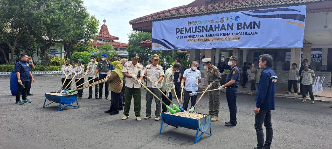 MUSNAHKAN - Pemkab Ngawi dan Kantor Pengawasan dan Pelayanan Bea dan Cukai (KPPBC) Tipe Madya Pabean C Madiun melaksanakan Pemusnahan Barang Milik Negara (BMN) hasil penindakan pelanggaran cukai di Pendopo Wedya Graha, Ngawi, Rabu (18/06/2025).