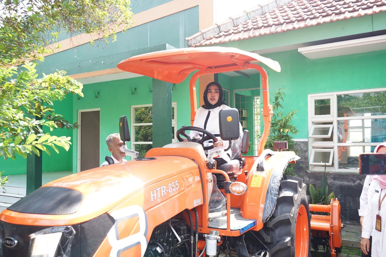 ALSINTAN - Wabup Sidoarjo Mimik Idayana kunjungan kerja ke Badan Penyuluhan Pertanian (BPP) Porong untuk penyaluran bantuan Alat dan Mesin Pertanian (Alsintan) dari Kementerian Pangan dan Pertanian RI, Rabu (18/06/2025).