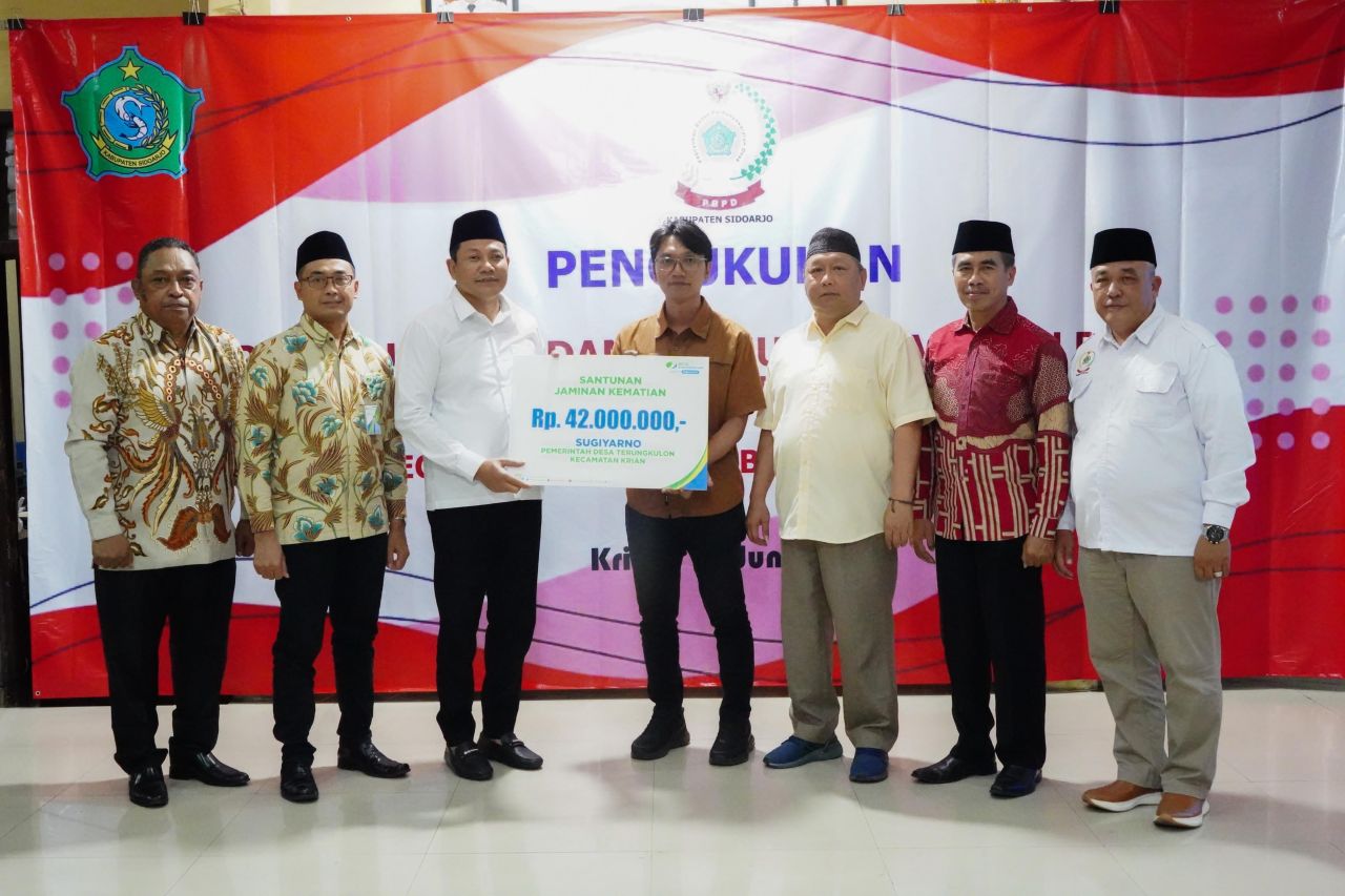 KUKUHKAN - Pengukuhan Paguyuban Badan Permusyawaratan Desa (BPD) se-Kecamatan Krian dihadiri Bupati Sidoarjo Subandi dan Ketua Paguyuban BPD Sidoarjo Mulyono, Rabu (18/06/2025) malam.