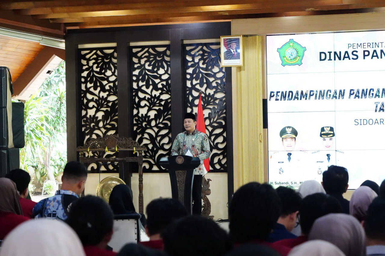 SOSIALISASI - Para pedagang pasar tradisional, pasar ikan, pemilik toko modern dan seluruh Kepala UPT pasar tradisional di 18 kecamatan ikut sosialisasi pangan segar yang digelar Dinas Pangan dan Pertanian Pemkab Sidoarjo di Pendopo Delta Wibawa, Kamis (1