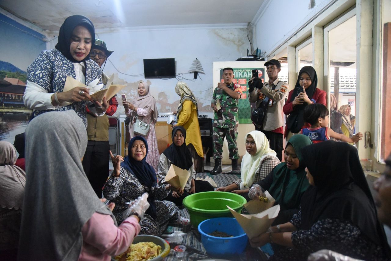 DAPUR UMUM - Wakil Bupati (Wabup) Sidoarjo, Mimik Idayana meninjau keberadaan dapur umum mandiri yang digunakan memasak para relawan untuk makan korban banjir di Desa Ngaban, Kecamatan Tanggulangin, Sidoarjo, Jumat (20/06/2025).