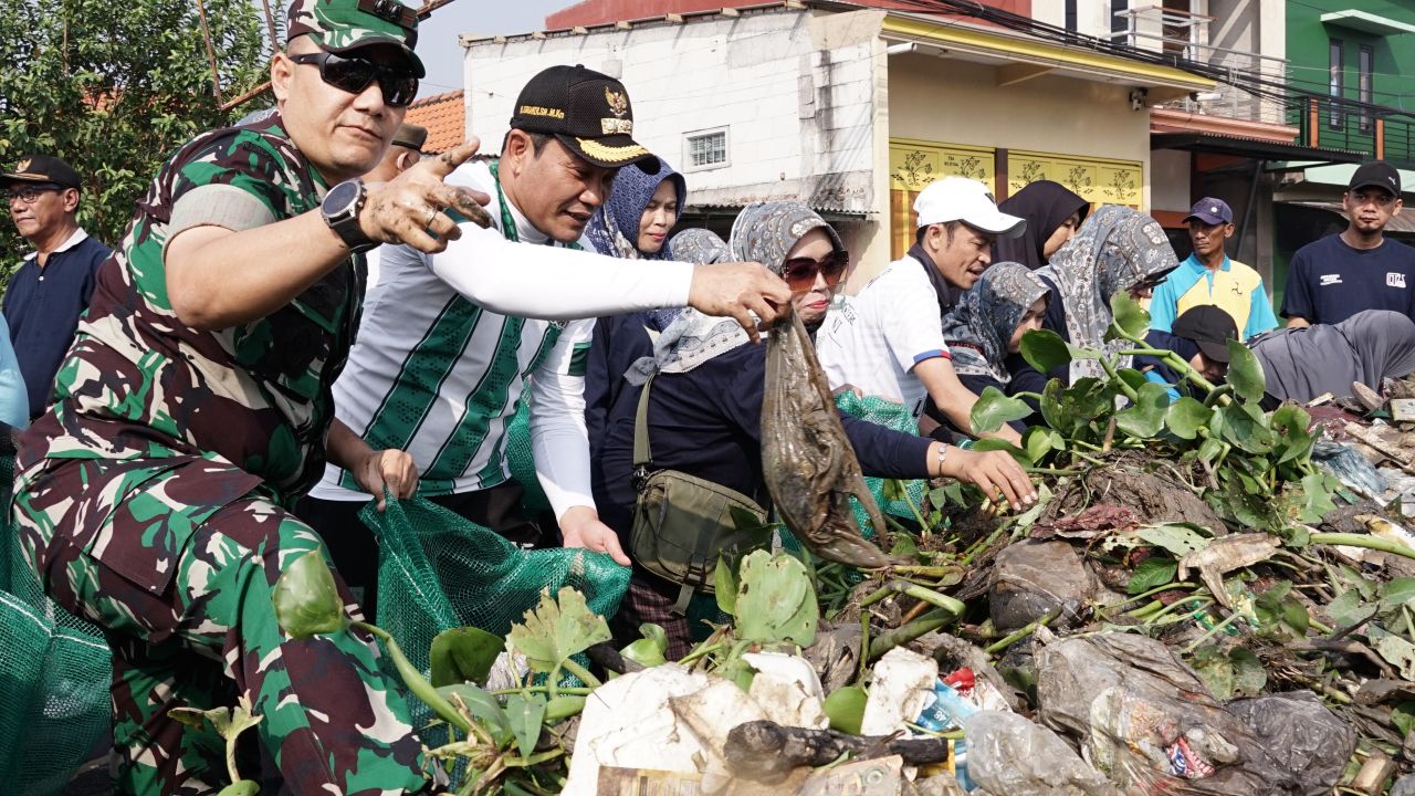 BERSIH SUNGAI- Bupati Sidoarjo Subandi terus menggalakkan kegiatan bersih-bersih Kali Pelayaran, Desa Krembangan, Kecamatan Taman, yang dipenuhi kotoran, Sabtu (21/06/2025).