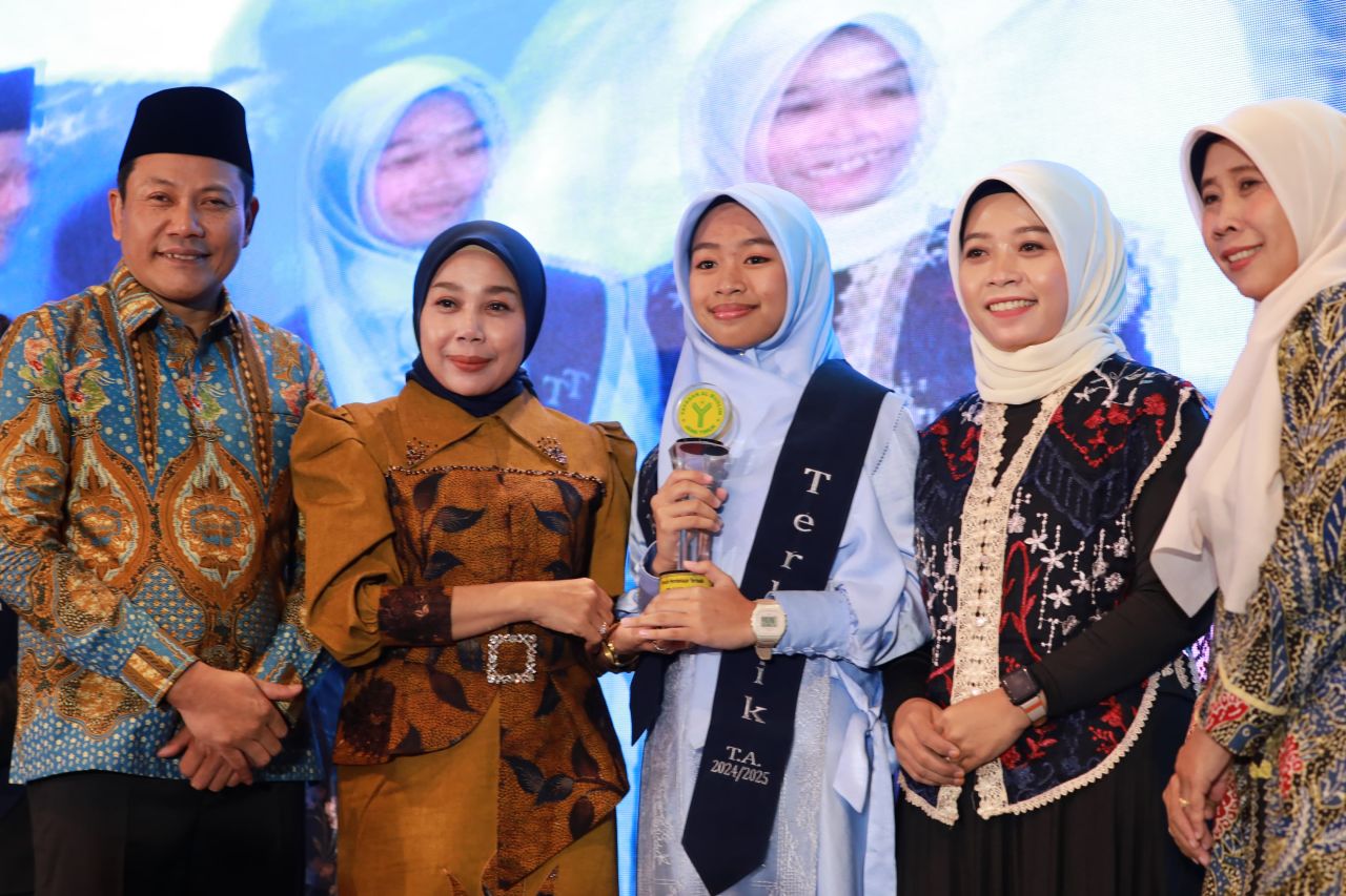 PESAN - Bupati Sidoarjo, Subandi memberikan pesan dan kesan saat menghadiri acara pelepasan siswa kelas VI SD Al Muslim Jawa Timur yang digelar di Hotel Aston Sidoarjo, Sabtu (21/06/25).