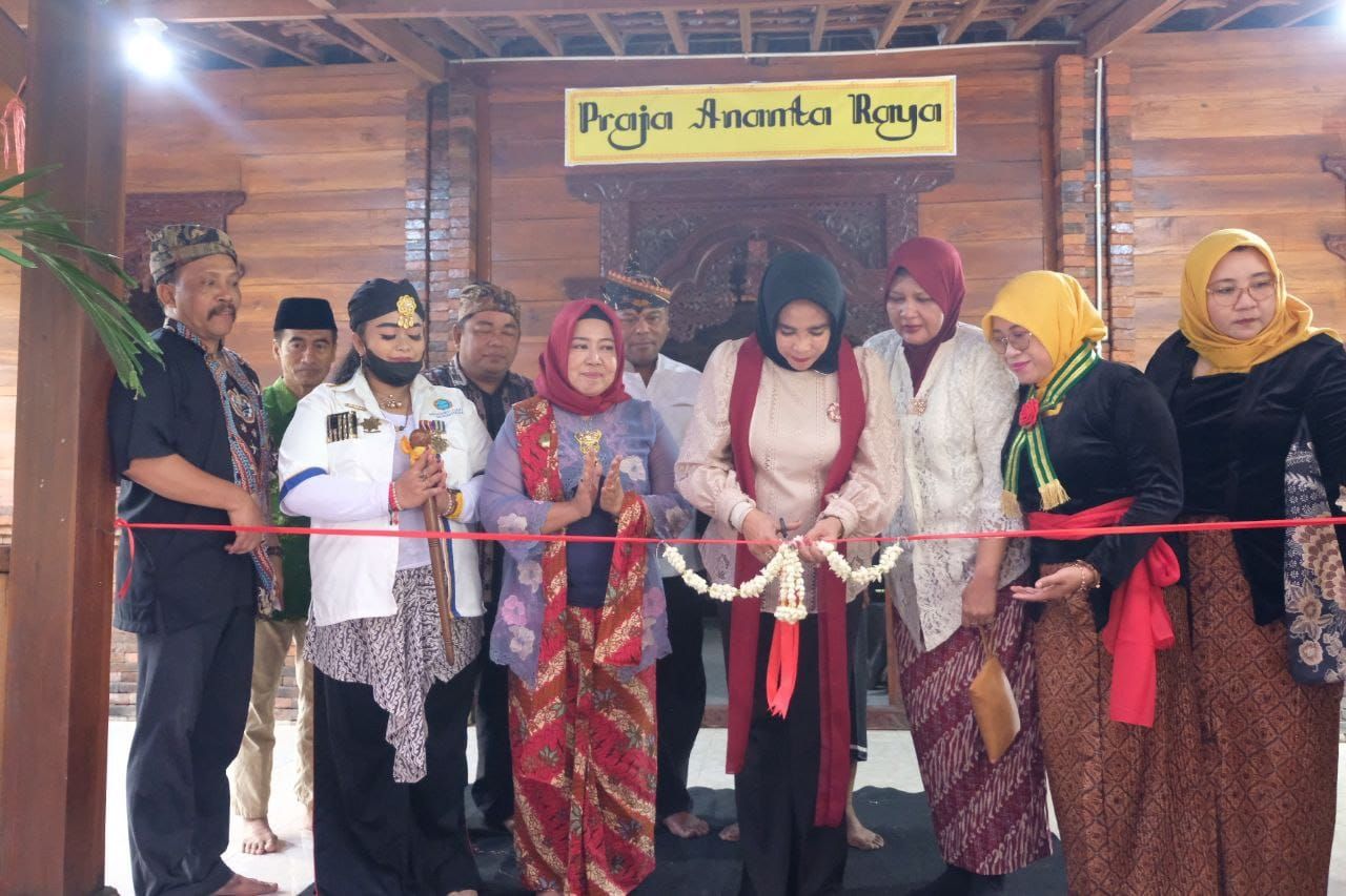 RESMIKAN - Wabup Sidoarjo Mimik Idayana meresmikan Tetenger Gubuk Praja Ananta Raya yang berada di Taman Tanjung Puri, Kecamatan Sidoarjo, Minggu (22/06/2025).