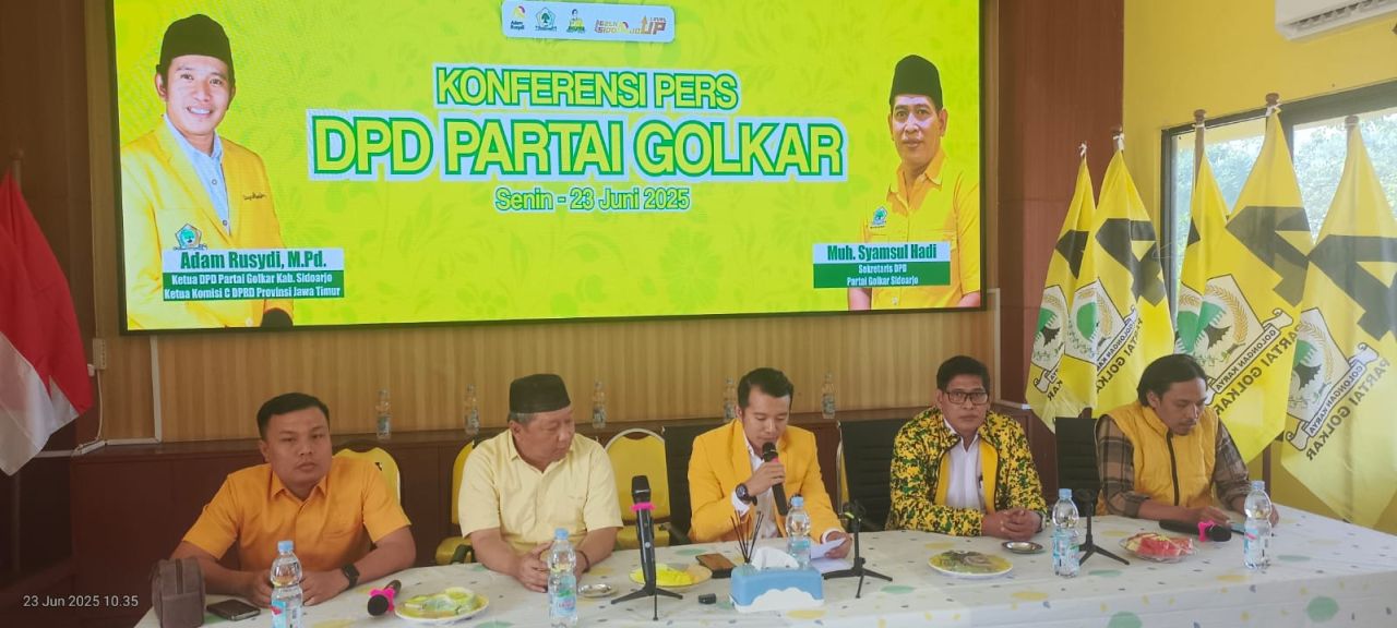 KETERANGAN - Ketua DPD Golkar Sidoarjo, Adam Rusydi memberikan keterangan pers soal dukungan politik terhadap Pemkab Sidoarjo di Kantor DPD Golkar Sidoarjo, Senin (23/06/2025).