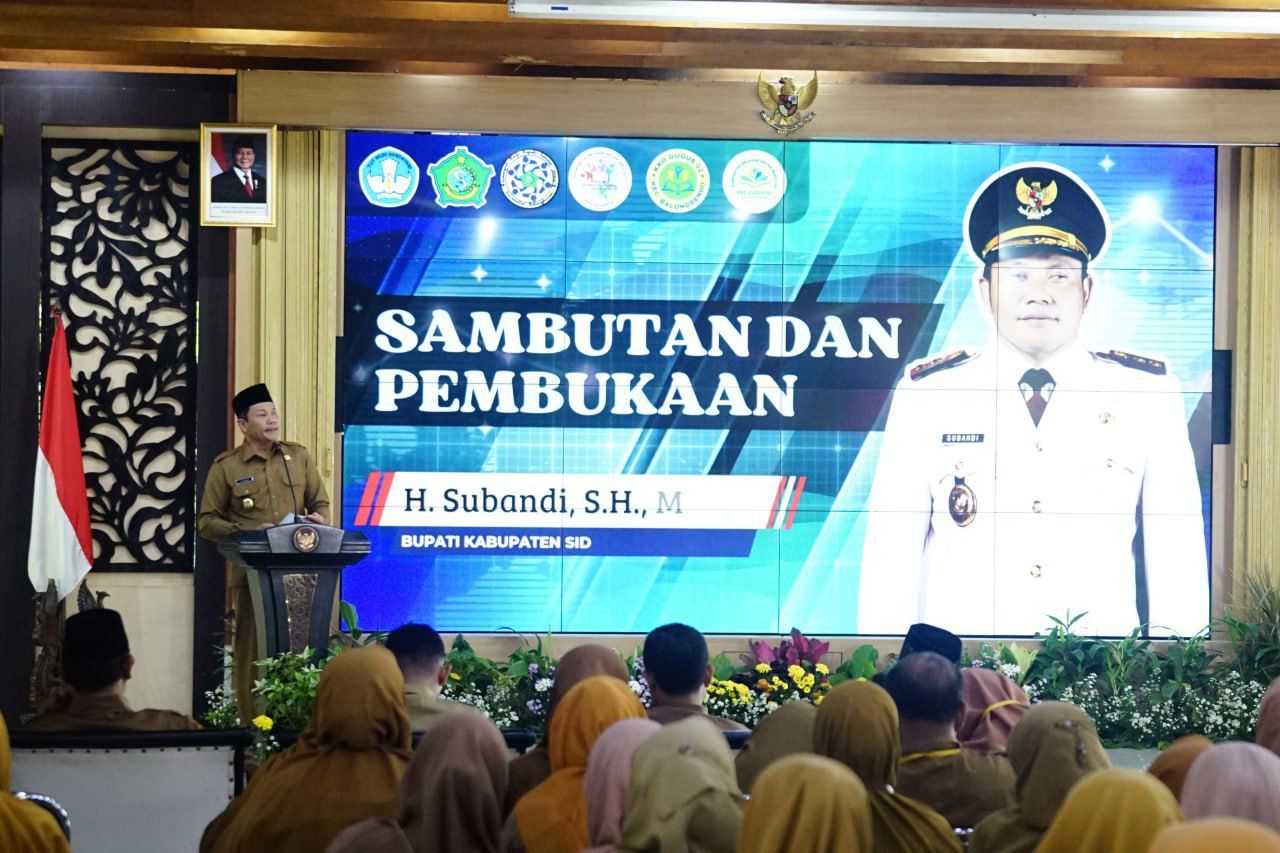 WORKSHOP - Bupati Sidoarjo Subandi membuka Pengembangan Keprofesian Berkelanjutan (PKB) yang digelar Kelompok Kerja Kepala Sekolah (KKKS) dan Forum Kelompok Kerja Guru (FKKG) Kecamatan Balongbendo di Pendopo Delta Wibawa, Senin (23/06/2025).