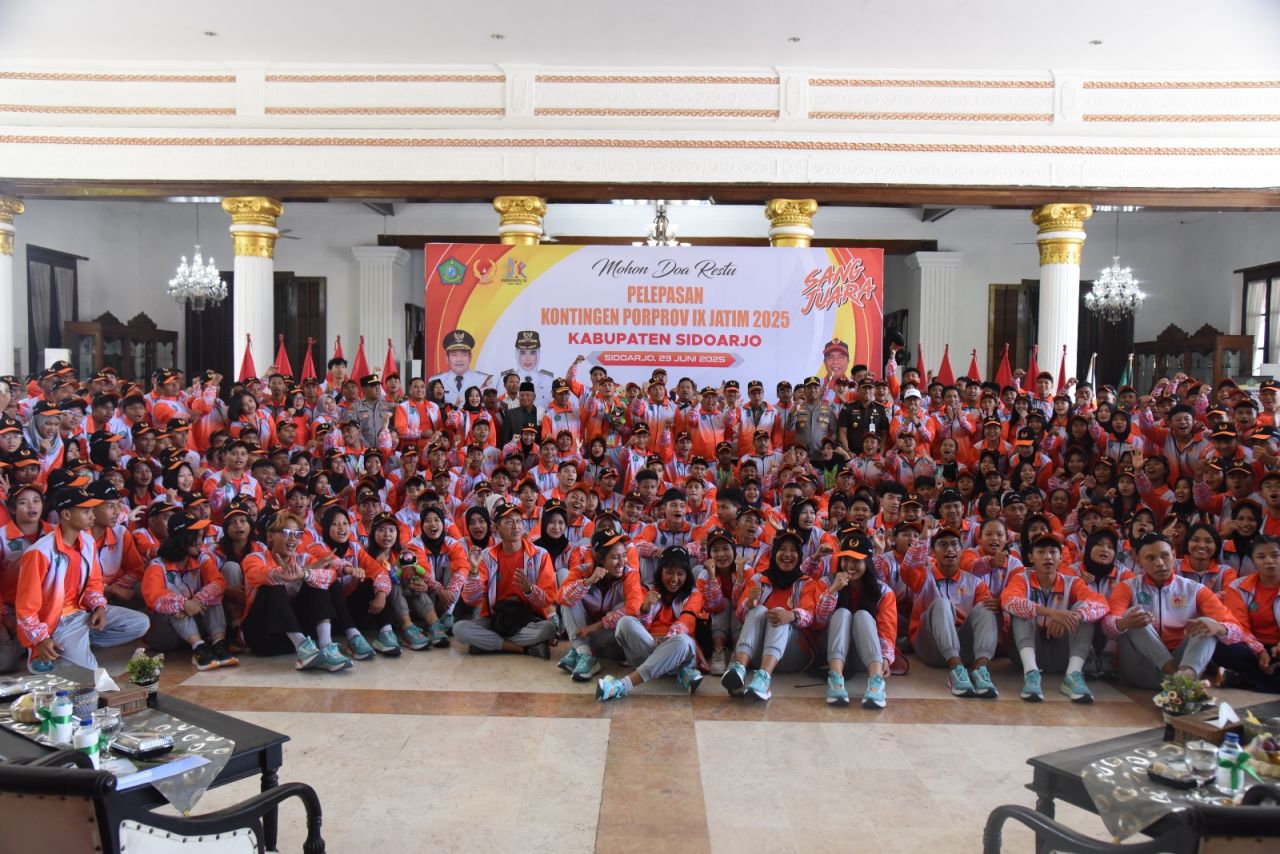 LEPAS - Bupati Sidoarjo, Subandi melepas Kontingen yang siap berlaga di Porprov Jatim IX 2025 yang digelar di Malang Raya dengan 1.322 atlet, pelatih dan official yang diberangkatkan dan bakal bertanding pada 67 Cabor pada Porprov Jatim Tahun 2025, Senin