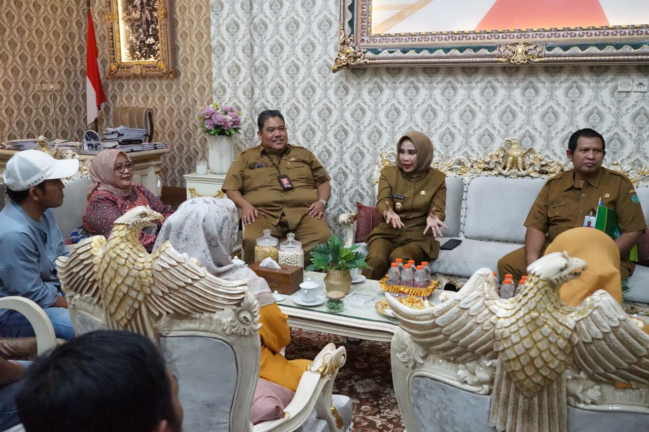 AUDIENSI - Wabup Sidoarjo Mimik Idayana memastikan komitmen Pemkab Sidoarjo untuk mendukung penuh para pelaku UMKM saat audiensi bersama pengusaha Rumah Potong Unggas (RPU) Kecamatan Taman di Rumah Dinas Wabup, Senin (23/06/2025).