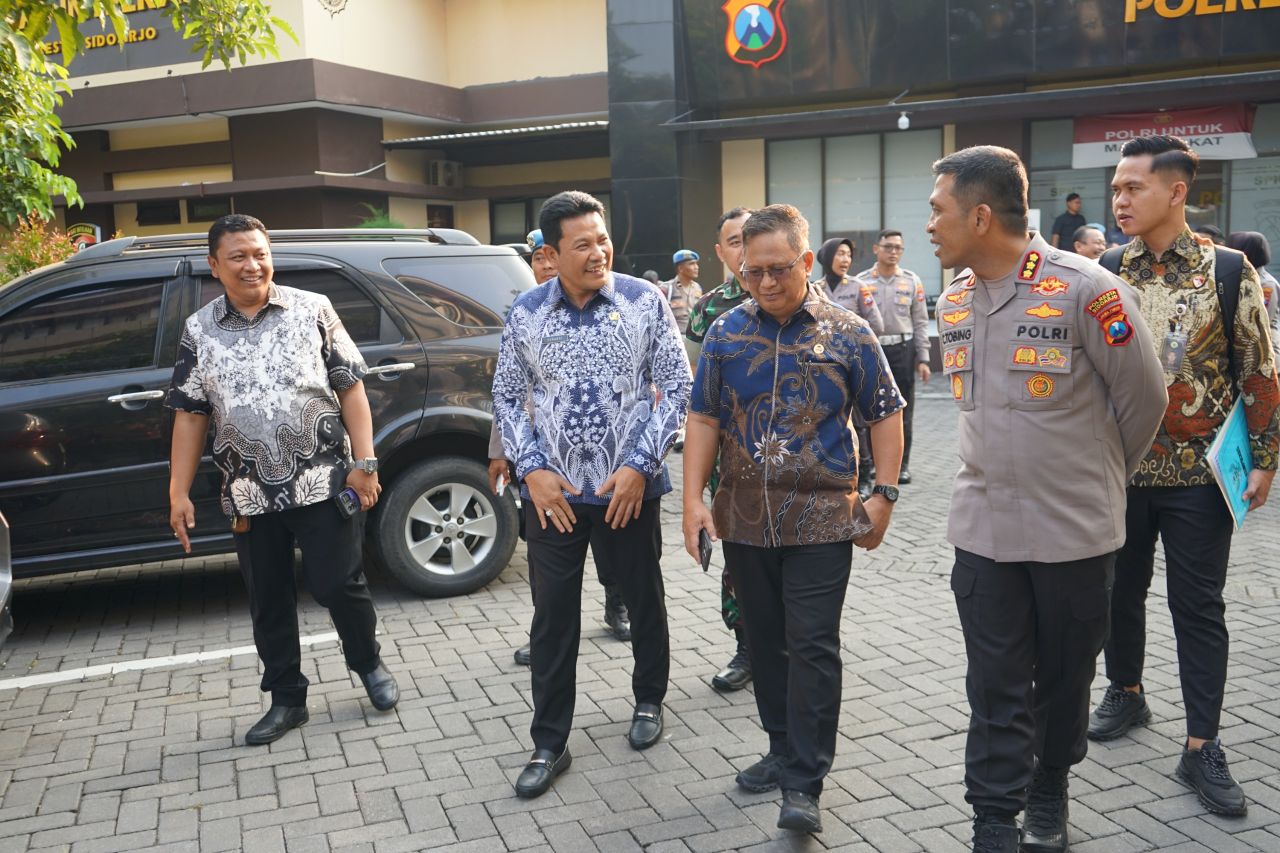 KUNJUNGAN - Bupati Sidoarjo Subandi dan Kapolres Sidoarjo Kombes Pol Christian Tobing menyambut Komisi Kepolisian Nasional (Kompolnas) Republik Indonesia dalam rangka penilaian nominasi Kompolnas Award Tahun 2025 di Polresta Sidoarjo, Selasa (24/06/2025).