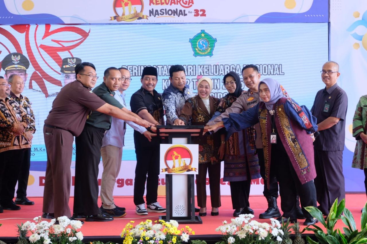 LUNCURKAN - Pemkab Sidoarjo memperingati Hari Keluarga Nasional (Harganas) ke 32 dengan meluncurkan Quick Wins Program Kementerian Kependudukan dan Pembangunan Keluarga di Pendopo Delta Wibawa, Selasa (24/06/2025).