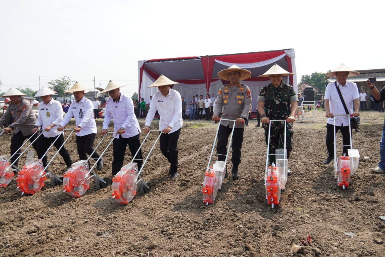 TANAM JAGUNG - Bupati Sidoarjo Subandi mengapresiasi Semarak Tanam Jagung kolaborasi lintas instansi di lahan pertanian Desa Bulang, Kecamatan Prambon, Sidoarjo, Rabu (25/06/2025).