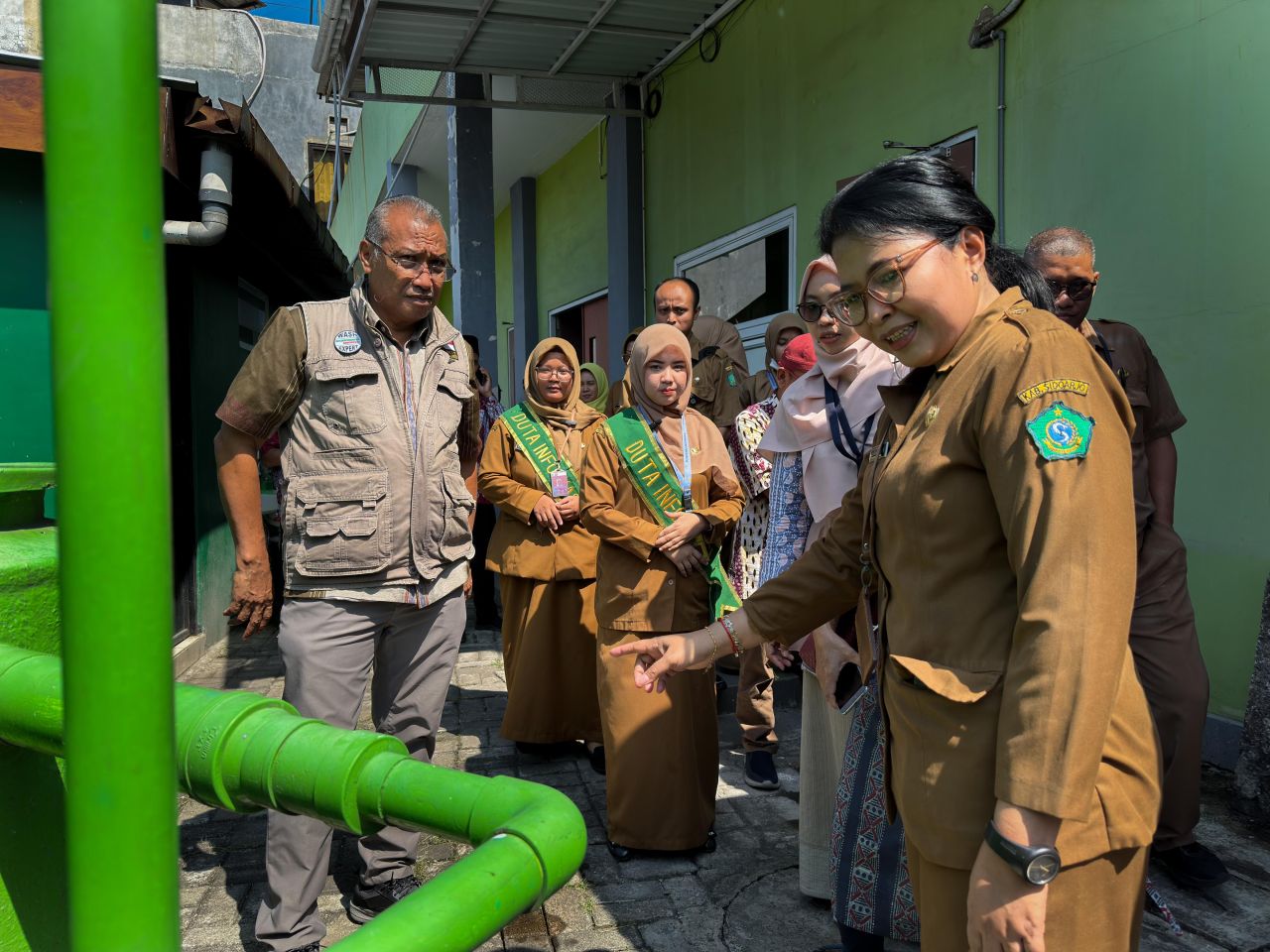 PENILAIAN - Tim Verifikasi Kementerian Kesehatan RI mengecek 5 titik unggulan yang menjadi representasi keberhasilan penerapan STBM di Sidoarjo dari sekolah, puskesmas, permukiman hingga Tempat Pengolahan Akhir (TPA), Senin (23/06/2025).