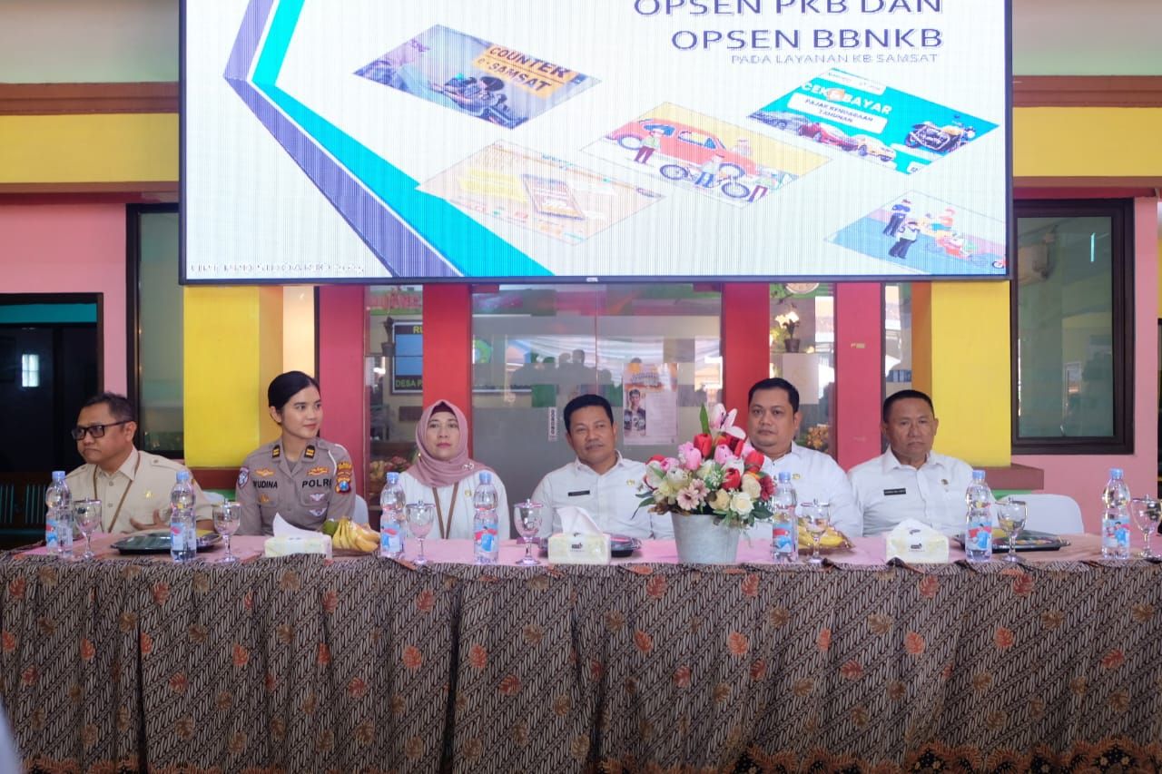 PAJAK - Badan Pendapatan Daerah menggelar sosialisasi Opsen Pajak Kendaraan Bermotor (PKB), Bea Balik Nama Kendaraan Bermotor (BBNKB) serta Bea Perolehan Hak atas Tanah dan Bangunan (BPHTB) di Balai Desa Pagerwojo, Kecamatan Buduran, Rabu (25/06/2025).