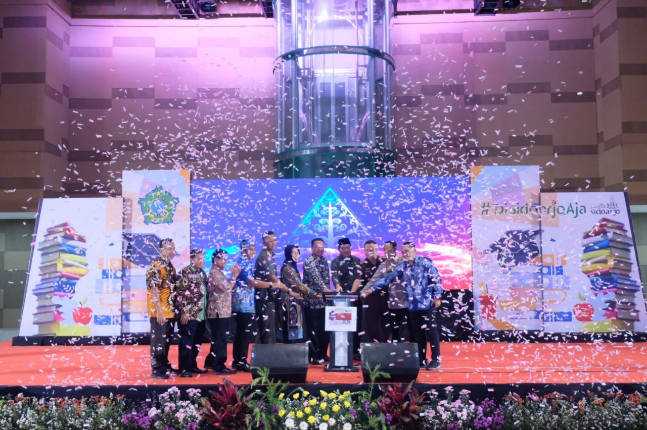 SERAHKAN - Bupati Sidoarjo, Subandi melaunching Penyerahan Beasiswa Pendidikan Tinggi Tahun 2025 bagi 2.007 mahasiswa secara simbolis di Mall Pelayanan Publik (MPP) Sidoarjo, Kamis (26/06/2025).