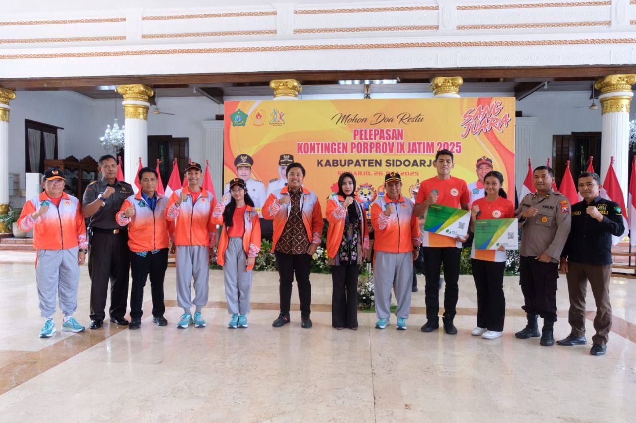 BERANGKATKAN - Wabup Sidoarjo Mimik Idayana memberangkatkan rombongan kontingen gelombang II sebanyak 500 atlet dalam ajang Porprov ke IX Jawa Timur Tahun 2025 dari Pendopo Delta Wibawa Sidoarjo, Kamis (26/06/2025).