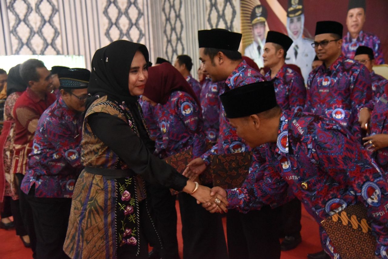 LANTIK - Ketua PPDI Kabupaten Sidoarjo Achmad Miftach Kurniawan melantik empat PPDI dari Kecamatan Waru, Sedati, Gedangan dan Kecamatan Buduran di Gedung Serba Guna Desa Bangah, Kecamatan Gedangan, Kamis (26/06/2025).