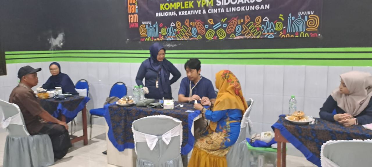 PEMERIKSAAN - SMK YPM 8 Sidoarjo memberikan layanan pemeriksaan kesehatan gratis sekaligus memberikan sayuran kepada warga sekitar saat menyambut 1 Muharram 1447 Hijriyah sekaligus menggelar pawai budaya Islam, Jumat (27/06/2025).