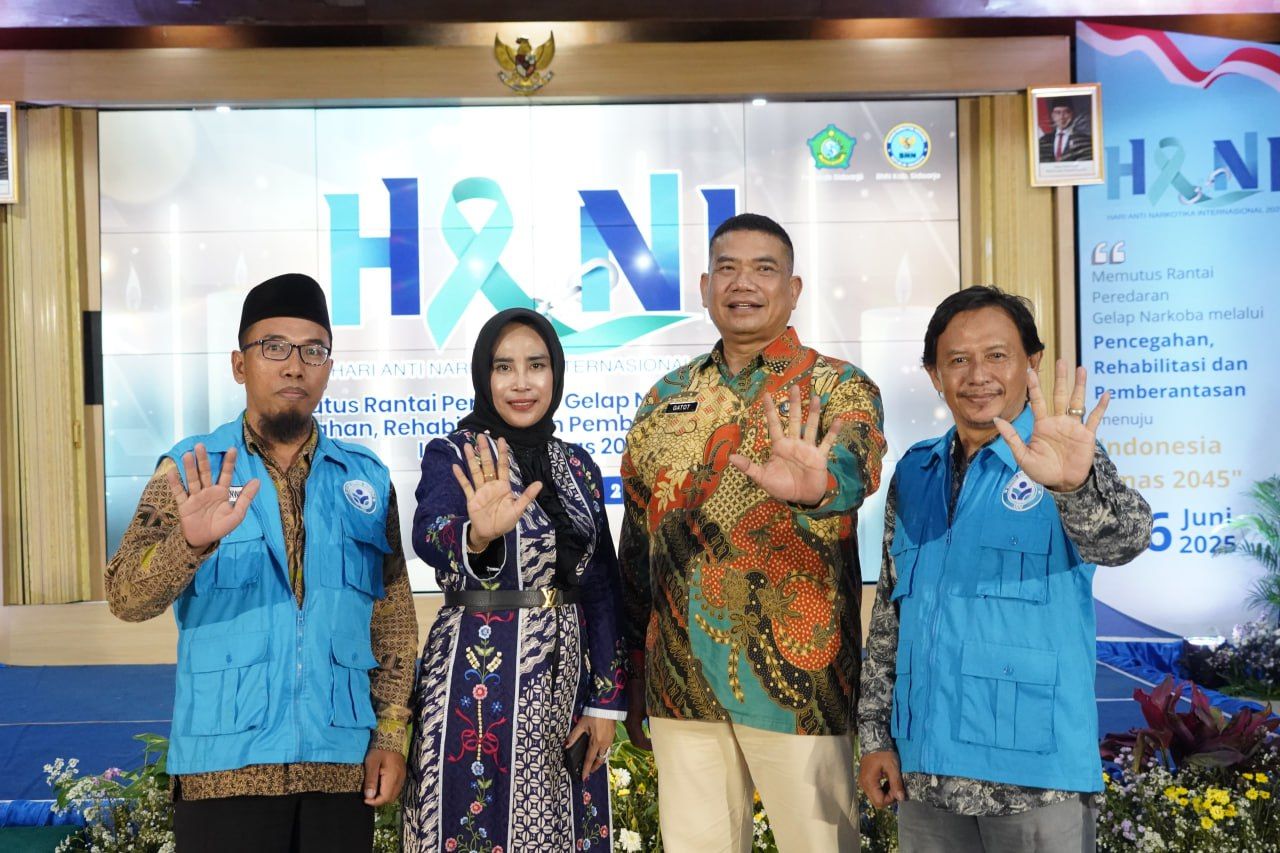 HANI - Pemkab dan Badan Narkotika Nasional (BNN) Kabupaten Sidoarjo berkomitmen perang melawan narkoba pada puncak peringatan Hari Anti Narkoba Internasional (HANI) 2025 yang digelar di Pendopo Delta Wibawa, Kamis (26/06/2025).