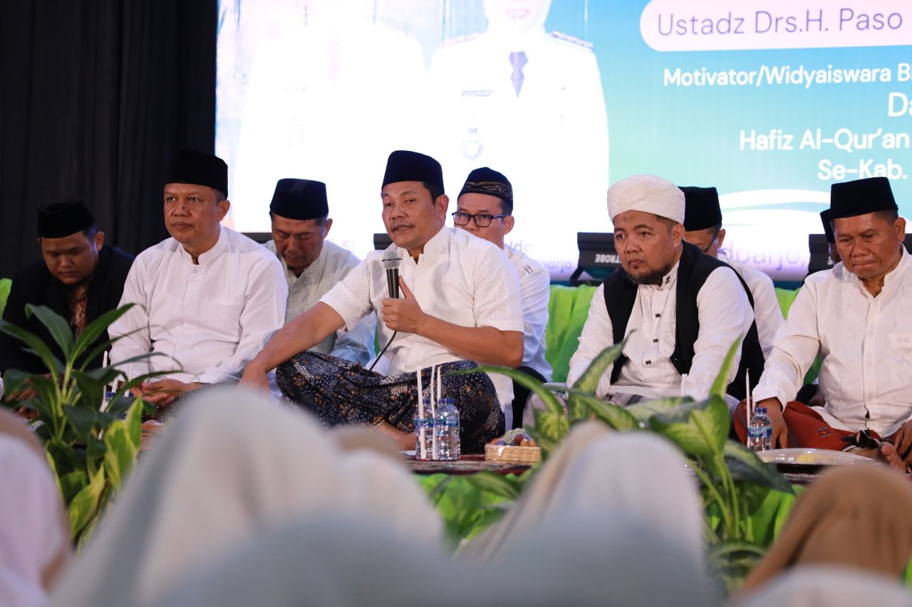APRESIASI - Bupati Sidoarjo, Subandi mengapresiasi penghafal Al Quran saat Pengajian Rutin Malam Ahad Pahing dan Khotmul Qur’an yang diikuti siswa dan siswi SMP serta SMA/SMK se-Kabupaten Sidoarjo di Pendopo Delta Wibawa, Sabtu (28/06/2025) malam.