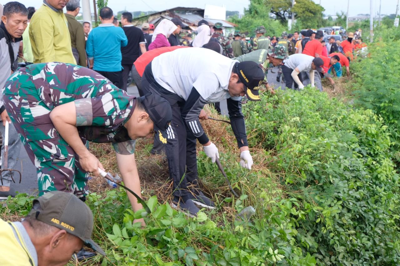 KERJA BAKTI - Bupati Sidoarjo Subandi bersama Kodim 0816 dan Sekda Sidoarjo menggelar kerja bakti massal melibatkan anggota TNI, ASN dan masyarakat sepanjang Jalan Desa Tambak Oso dan Desa Tambak Sumur, Kecamatan Waru, Minggu (29/06/2025).