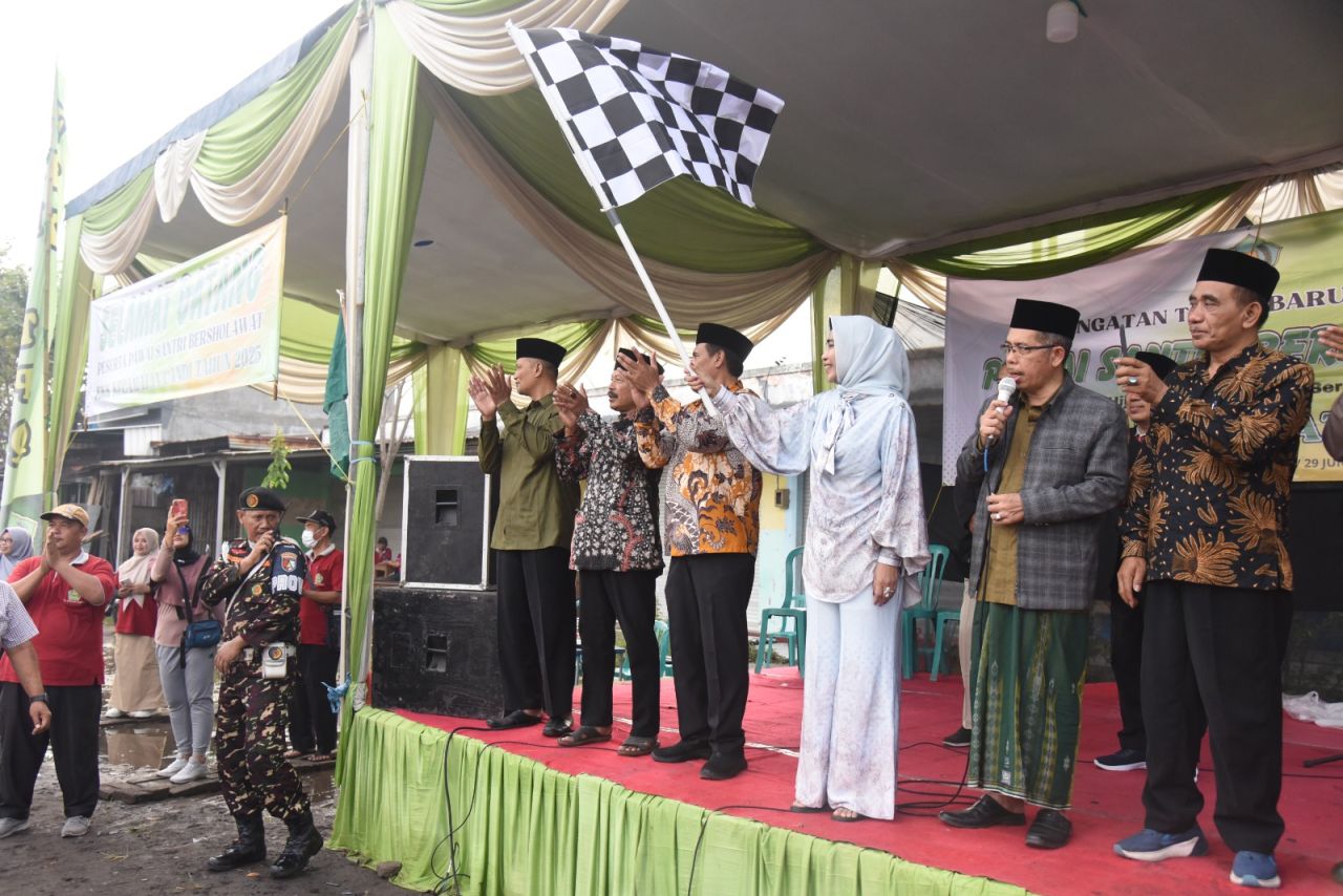 PAWAI - Wabup Sidoarjo Mimik Idayana memberangkatkan Pawai Santri Bersholawat 1 Muharram 1447 Hijriyah yang digelar di Jalan Lingkar Barat Desa Sugihwaras, Kecamatan Candi, Sidoarjo, Minggu (29/06/2025).