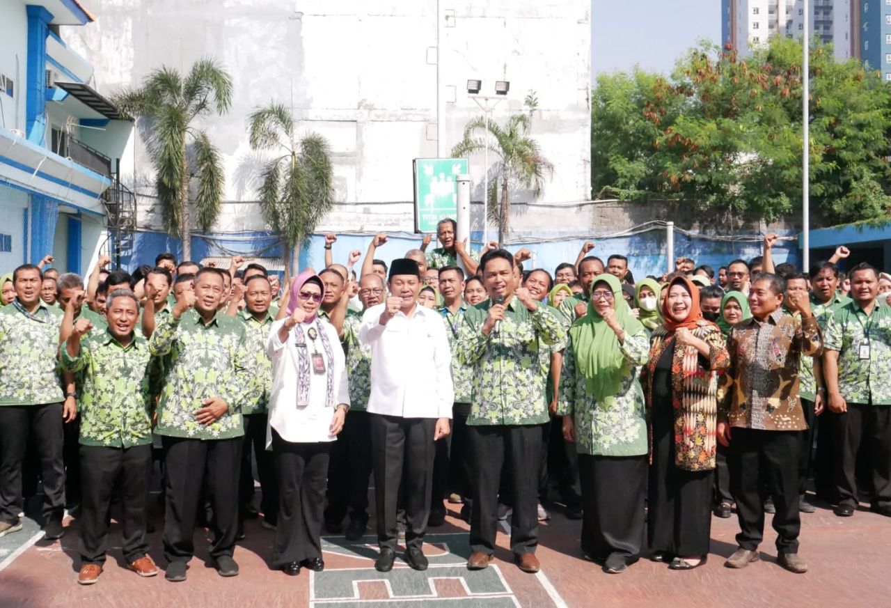 APEL - Bupati Sidoarjo Subandi memimpin apel di Perumda Delta Tirta Sidoarjo Rabu (18/09/2024) lalu bersama saat Slamet Setiawan (kiri Sekda) masuk kerja pertama lagi di Perumda Delta Tirta Sidoarjo usai persidangan di Pengadilan Tipikor Juanda Sidoarjo.