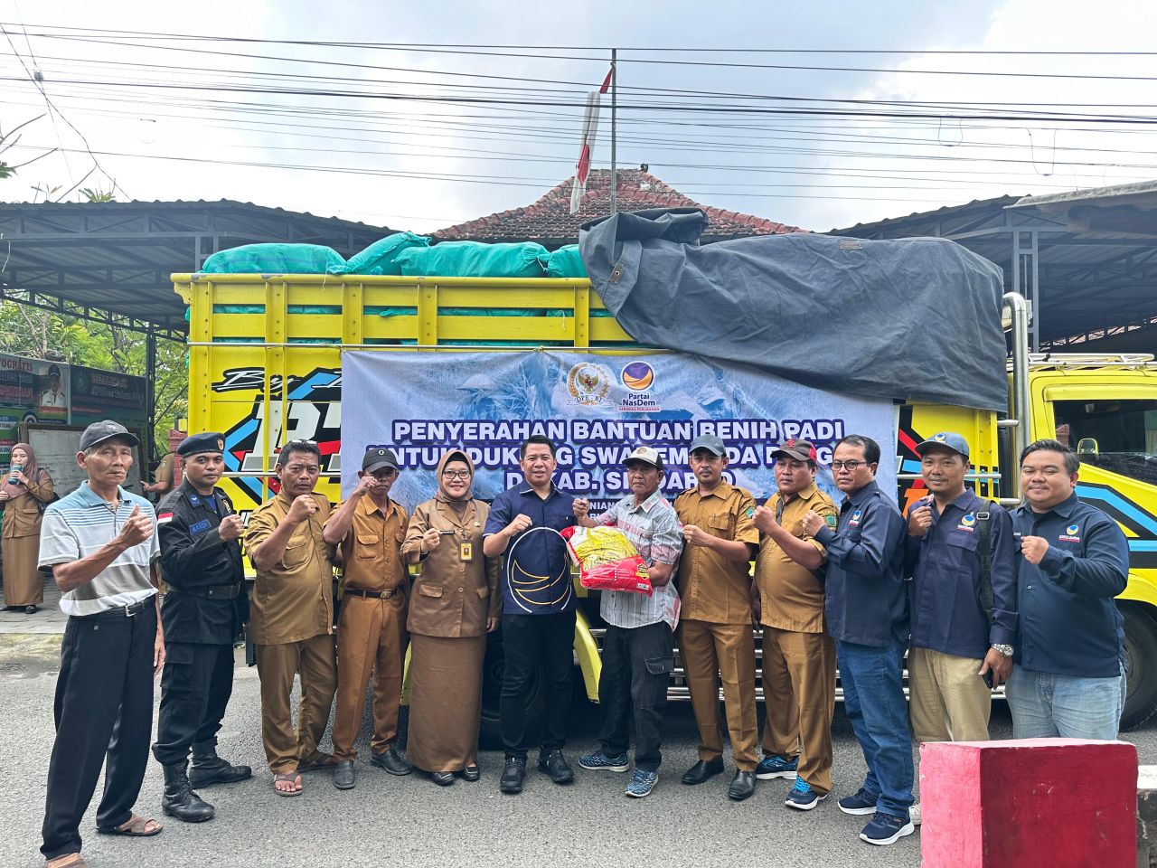 SERAHKAN - Ketua DPD Partai NasDem Sidoarjo M Zakaria Dimas Pratama sekaligus Ketua Fraksi NasDem-Demokrat DPRD Kabupaten Sidoarjo menyerahkan bantuan benih 70,9 ton untuk 103 Poktan dan Gapoktan di Desa Kepatihan, Kecamatan Tulangan, Senin (30/06/2025).