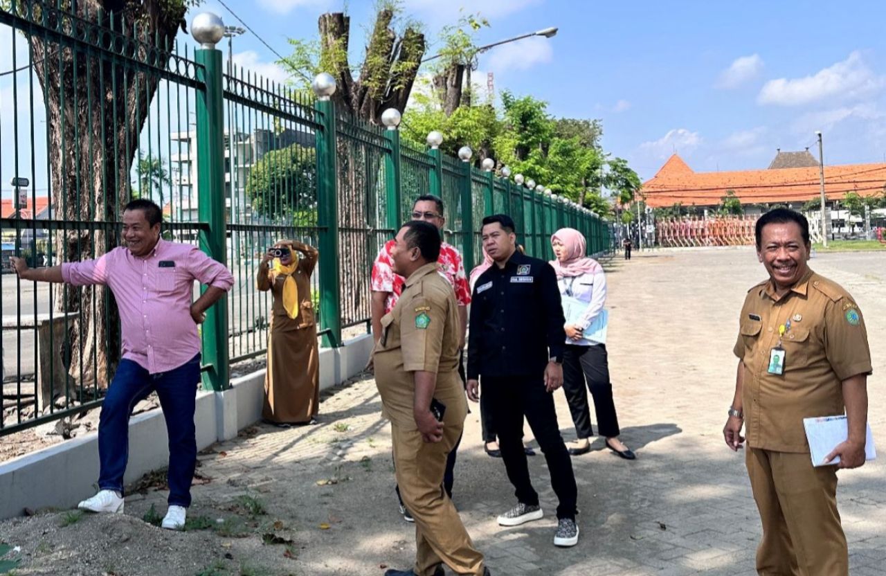 SIDAK - Pimpinan dan anggota Komisi C DPRD Sidoarjo melakukan Inspeksi Mendadak (Sidak) ke kawasan Stadion Gelora Delta Sidoarjo (GDS) yang baru direnovasi menggunakan dana APBN Tahun 2024 sebesar Rp 95,6 miliar, Senin (16/06/2025).