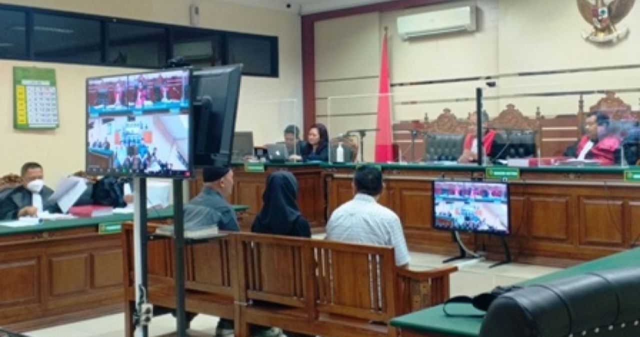 SIDANG - Beberapa terdakwa dan saksi saat menjalani sidang di Pengadilan Tipikor Surabaya di JL Raya Juanda Sidoarjo pada beberapa waktu lalu.