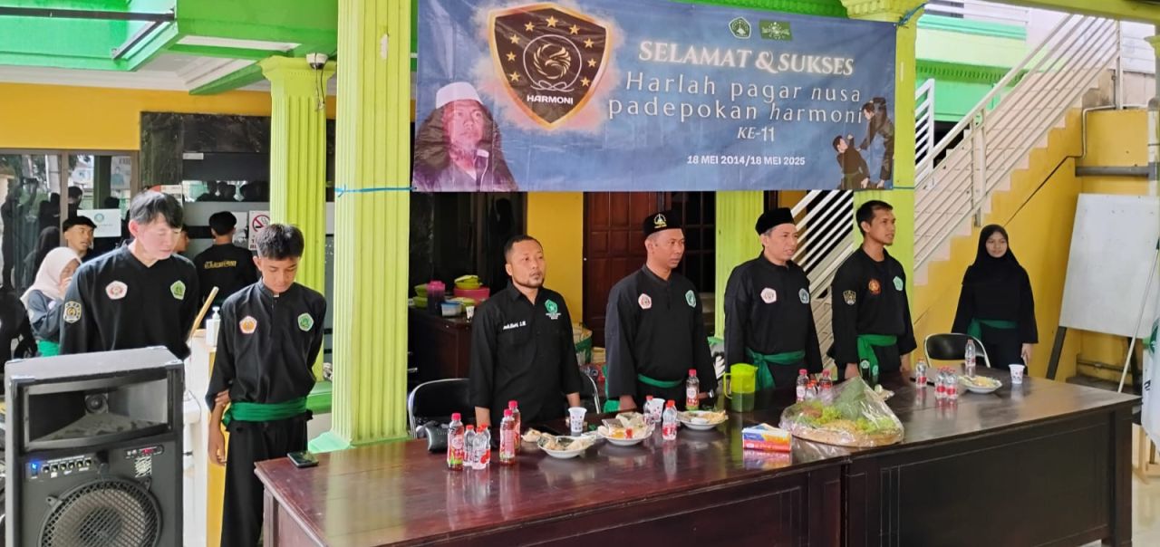 HARLAH - Pengurus dan santri Padepokan Harmoni yang bermarkas di Kelurahan Cemengkalang, Kecamatan Sidoarjo memperingati Hari Lahir (Harlah) ke 11 tahun yang puncaknya dimeriahkan potong tumpeng, tiup lilin dan berbagai atraksi maupun pertunjukan jurus, M