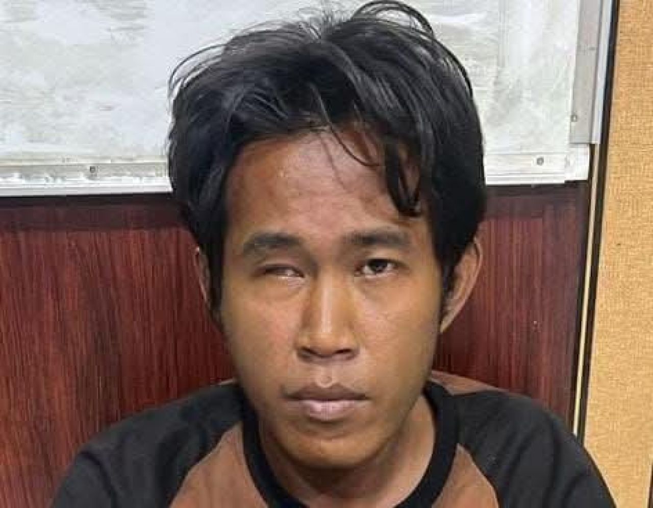 DIAMANKAN - Achmad Yusuf Afandi (32) yang sempat viral karena tinggal bersama bayinya di bawah kolong jembatan Frontage Road (FR) Gedangan, Sidoarjo berakhir setelah ditangkap petugas Polresta Sidoarjo dikawasan Kelurahan Cemengkalang, Kecamatan Sidoarjo 