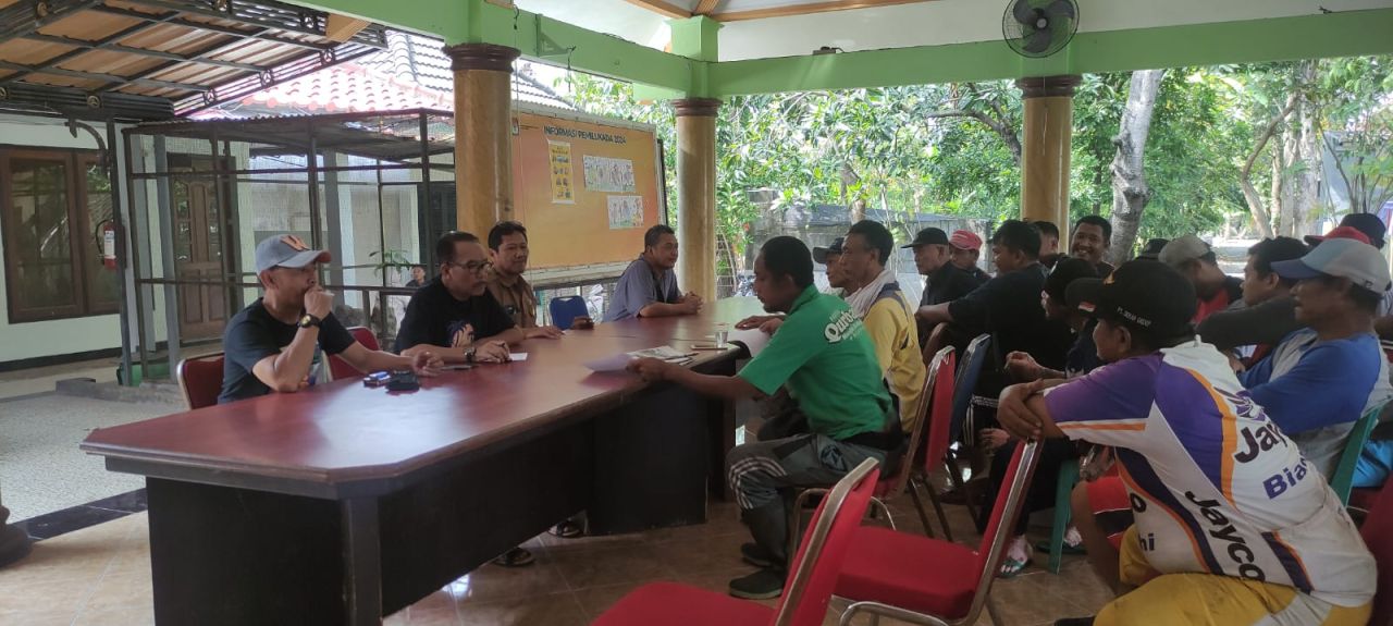 DEMO - Puluhan penggerobak sampah Desa Kemiri, Kecamatan Sidoarjo menggelar aksi demo menuntut pergantian pengelola TPST yang diduga tidak transparan dalam mengelola keuangan hingga menunggak pembayaran ratusan juta, Senin (30/06/2025).
