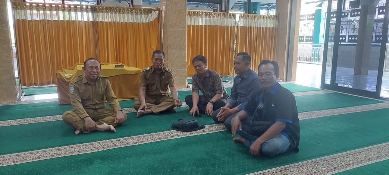 PERTEMUAN - Kepala SMAN 4 Sidoarjo Dr Karyanto didampingi Waka Kesiswaan Nunung Prasetyo bersama Kepala Desa (Kades) Suko Sabari dan perwakilan warga setempat menggelar pertemuan sekaligus silaturahmi, Senin (30/06/2025) kemarin.