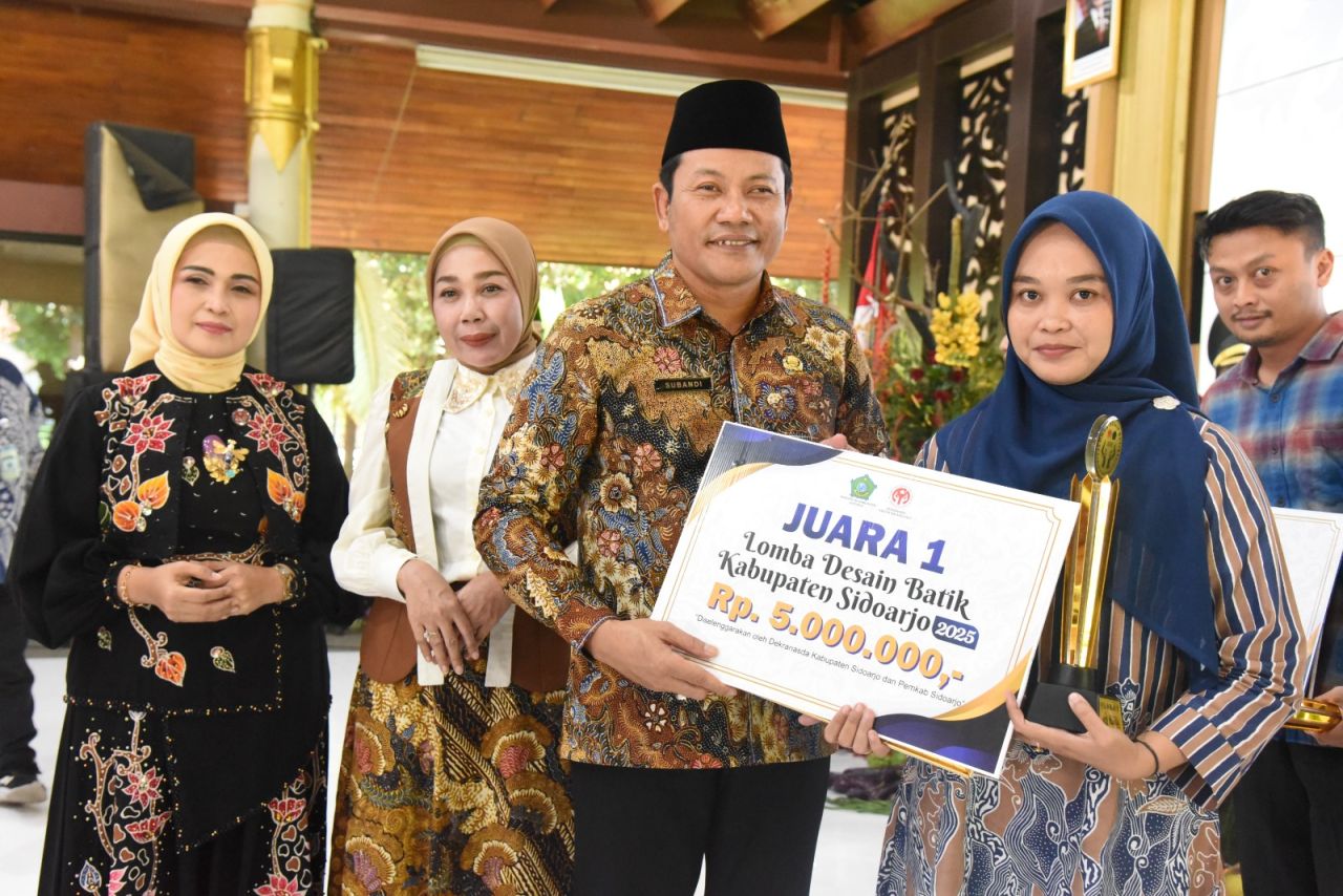 GEBYAR BATIK - Bupati Sidoarjo Subandi bersama istri menghadiri acara Gebyar Batik yang digelar Pemkab Sidoarjo bersama Dewan Kerajinan Nasional Daerah (Dekranasda) Sidoarjo di Pendopo Delta Wibawa, Selasa (01/07/2025).