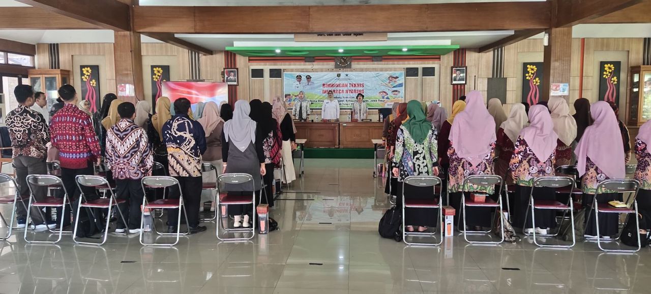 BIMTEK - Dinas Perpustakaan dan Kearsipan (Disperpusip) Kabupaten Ngawi menggelar Bimbingan Teknis (Bimtek) Literasi Membaca Nyaring yang digelar di Gedung Kesenian dan Gedung Aula PKK dengan peserta ratusan guru PAUD, TK dan SD, Kamis (03/07/2025).