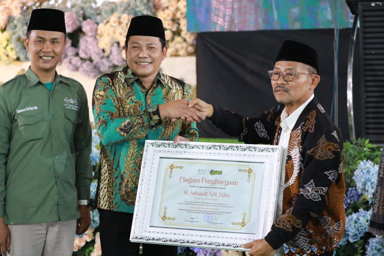 YATIM - Bupati Sidoarjo Subandi usai mendapat gelar Bapak Yatim Piatu mengajak seluruh elemen masyarakat, khususnya pelaku usaha, ritel modern, perbankan hingga perusahaan swasta turut serta mengambil peran pembinaan anak yatim maupun piatu, Minggu (06/07